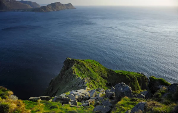Kayalık uçurum ve deniz