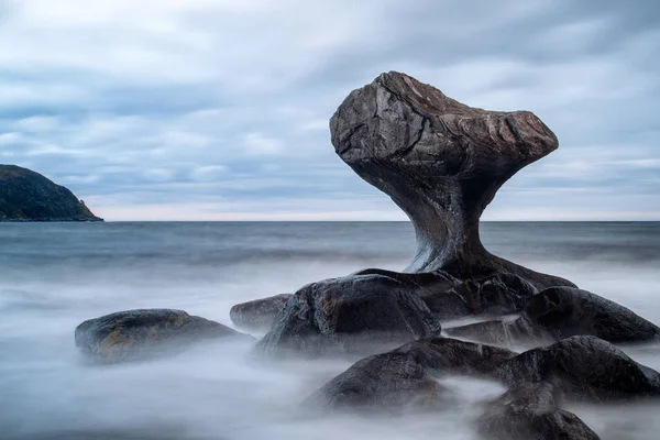 Rock formáció-part közelében Stock Kép