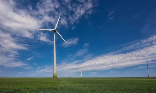 Turbiny wiatrowe na zielonym polu Zdjęcie Stockowe