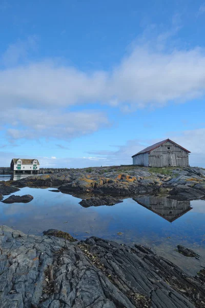 kayalık kıyısında eski binalar