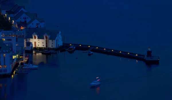 liman ve geceleri tekneler