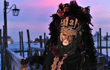 Venedik Maske ayakta iskelede insan