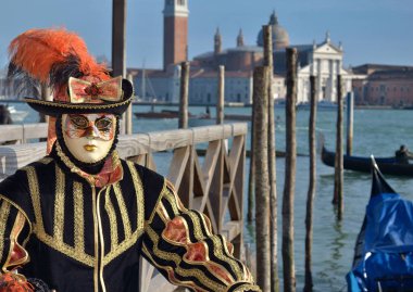 Venedik Maske ayakta iskelede insan