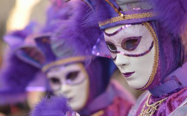 Karnavalda ayakta Venedik maskeli insanlar
