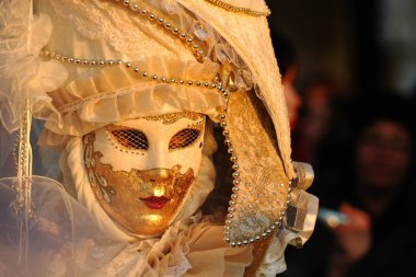 Venedik Maske ayakta karnavalında insan