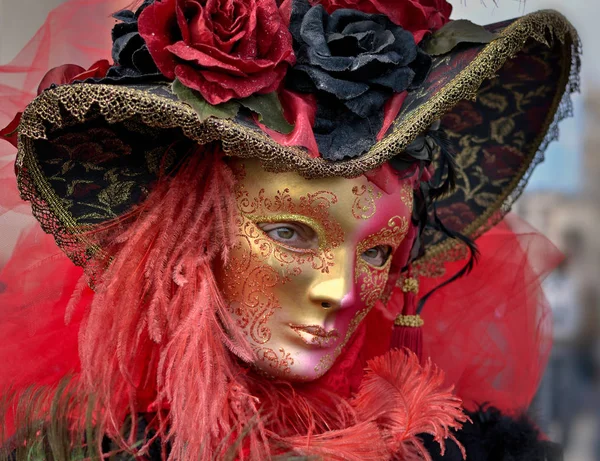 Mensch in venezianischer Maske beim Karneval — Stockfoto