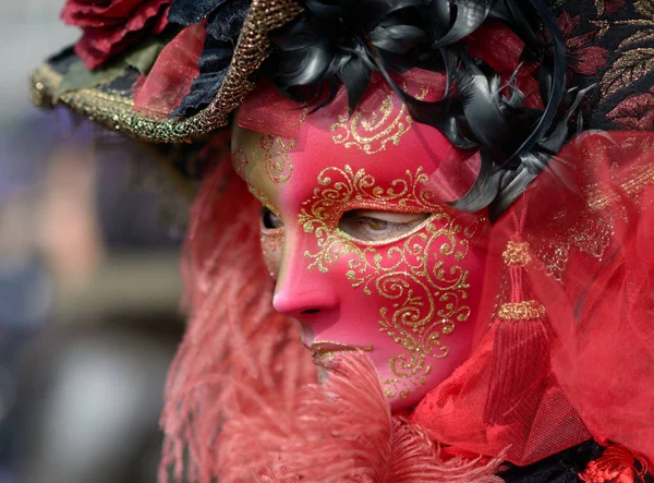 Mensch in venezianischer Maske beim Karneval — Stockfoto