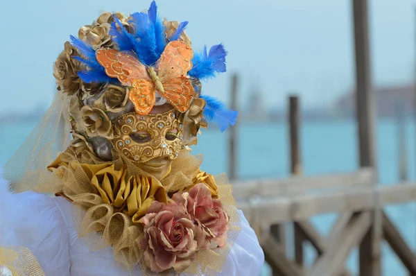 Human in venetian mask standing at pier — Stock Photo, Image