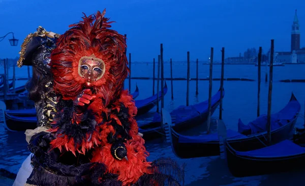 Human in venetian mask standing at pier — Stock Photo, Image