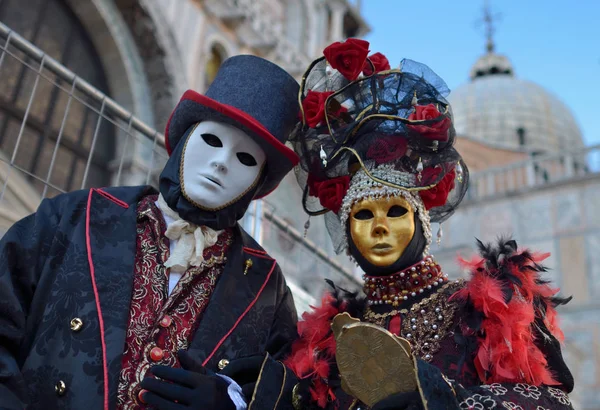 站在嘉年华的威尼斯面具的人 — 图库照片