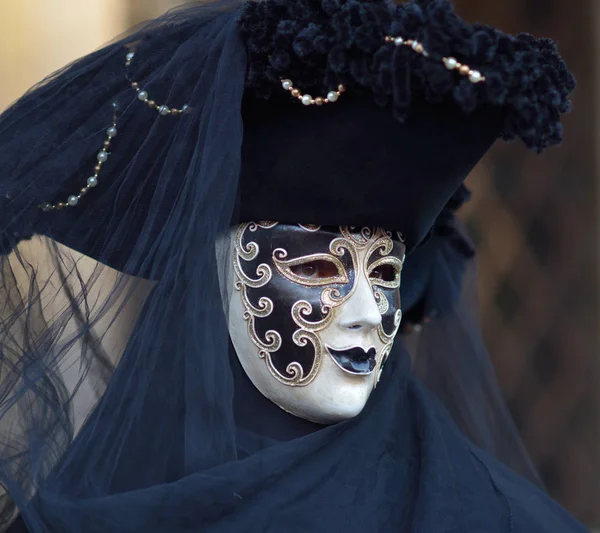 Mens in Venetiaanse masker permanent bij carnaval — Stockfoto