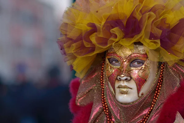 Mensch in venezianischer Maske beim Karneval — Stockfoto