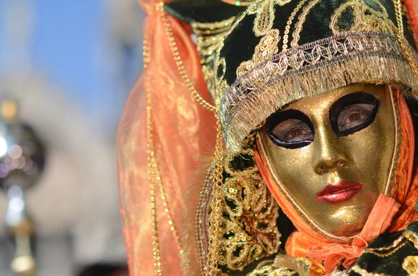 人类在威尼斯面具站在嘉年华 — 图库照片