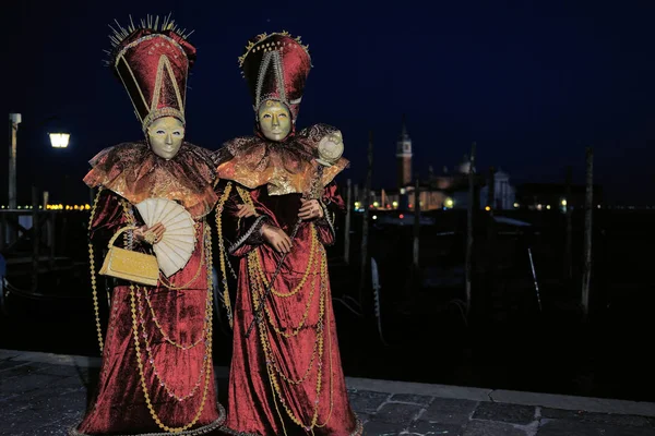 베네치아 마스크 카니발에 서 있는 사람들 — 스톡 사진