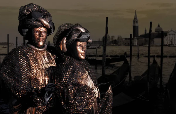 站在嘉年华的威尼斯面具的人 — 图库照片