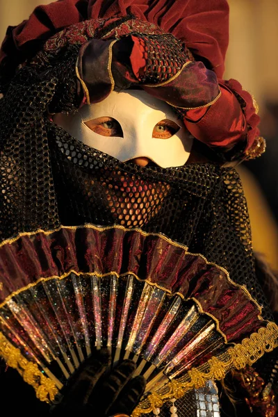 Mens in Venetiaanse masker permanent bij carnaval — Stockfoto