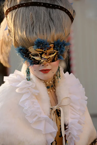 Женщина в венецианской маске и красочном костюме — стоковое фото