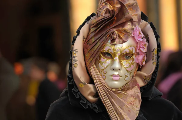 Mensch in venezianischer Maske beim Karneval — Stockfoto