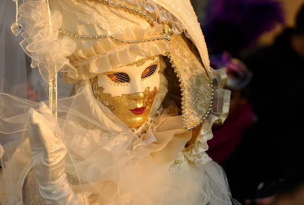 Mensch in venezianischer Maske beim Karneval — Stockfoto