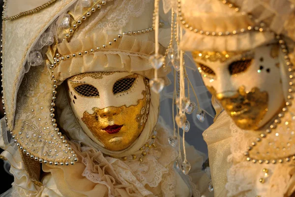 Люди в венеціанських масок, стоячи на карнавалі — стокове фото