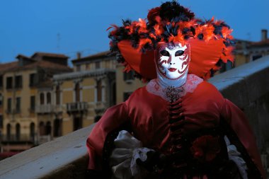 Venedik Maske ayakta karnavalında insan
