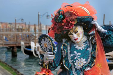 Venedik Maske ayakta iskelede insan