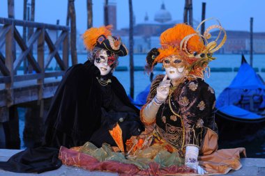 Karnavalda ayakta Venedik maskeli insanlar