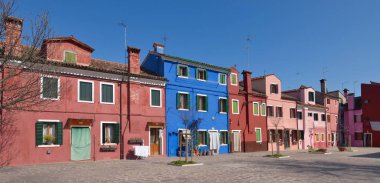 Renkli binalar görünümünü gözlemleyerek