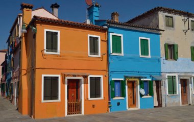 Renkli binalar görünümünü gözlemleyerek