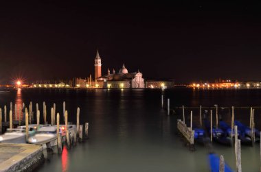 Tarihi bina görünümünü gözlemleyerek