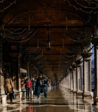 İnsanlar su birikintisine sokakta yürürken, insanlar