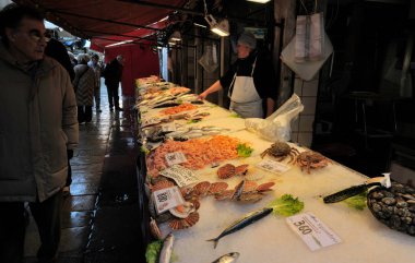 İnsanlar balık satın alma ve satış pazarında