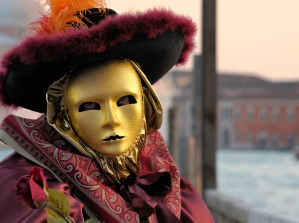 人类在威尼斯面具站在嘉年华 — 图库照片