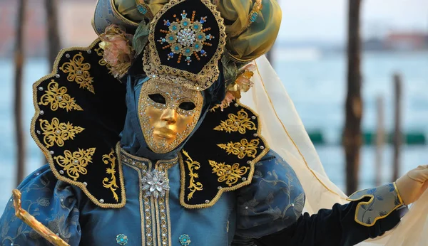 Masque vénitien humain debout à la jetée — Photo