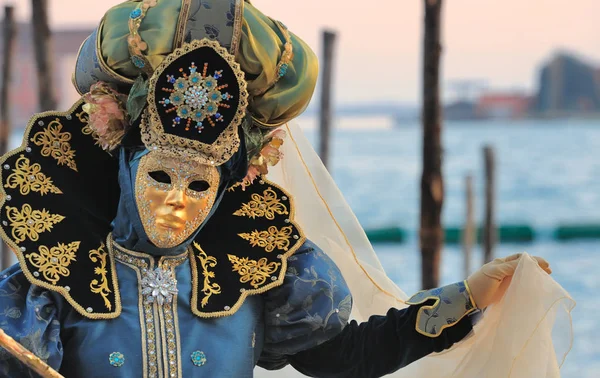 人类在威尼斯面具站在码头 — 图库照片