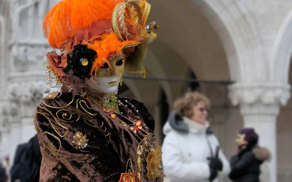 Humano em máscara veneziana em pé no carnaval — Fotografia de Stock