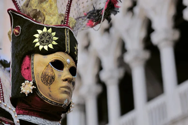 Mensch in venezianischer Maske beim Karneval — Stockfoto