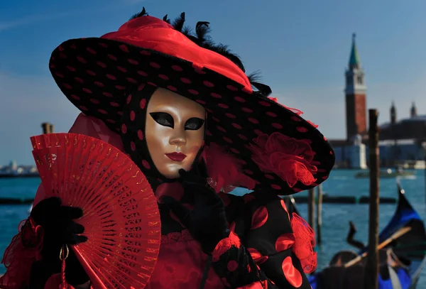 Humano em máscara veneziana em pé no carnaval — Fotografia de Stock