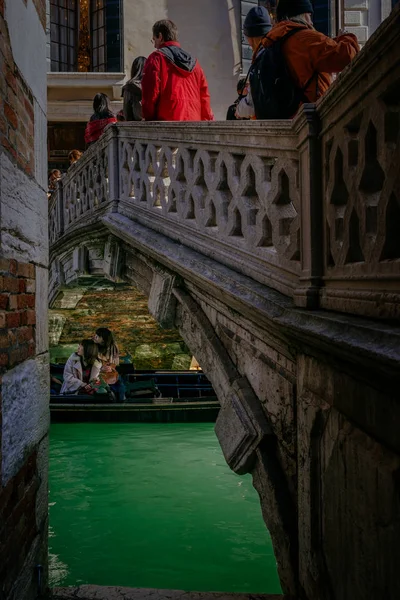 Gente en puente sobre canal — Foto de Stock