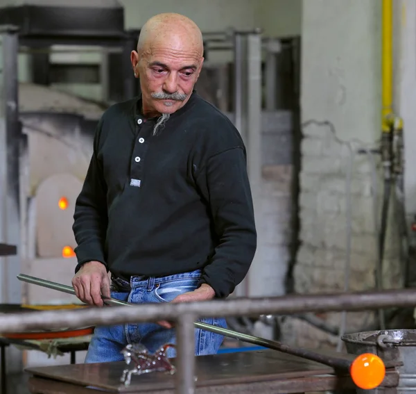 Homem do ventilador de vidro que trabalha com vidro quente — Fotografia de Stock