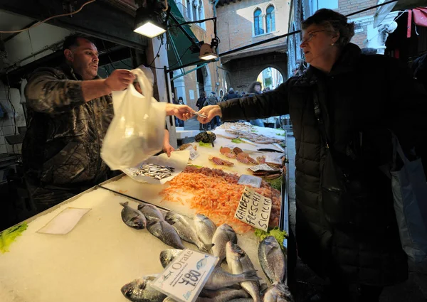 İnsanlar balık satın alma ve satış pazarında