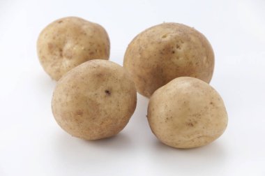Beyaz arkaplanda izole edilmiş patates