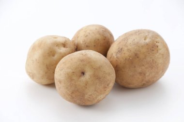 Beyaz arkaplanda izole edilmiş patates