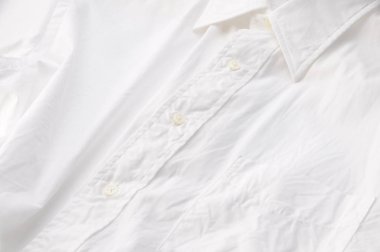 Çamaşırhane vardı beyaz gömlek düğmesi