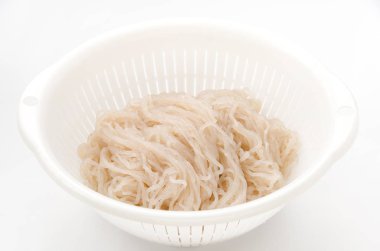 Konnyaku 'dan yapılan erişte. Japon yemeği..