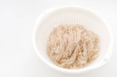 Konnyaku 'dan yapılan erişte. Japon yemeği..