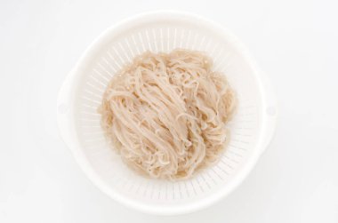 Konnyaku 'dan yapılan erişte. Japon yemeği..