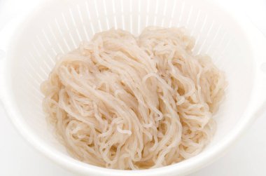 Konnyaku 'dan yapılan erişte. Japon yemeği..