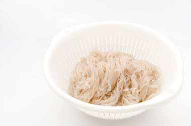 Konnyaku 'dan yapılan erişte. Japon yemeği..