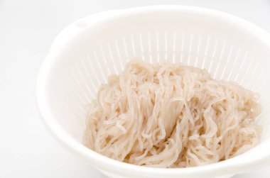 Konnyaku 'dan yapılan erişte. Japon yemeği..